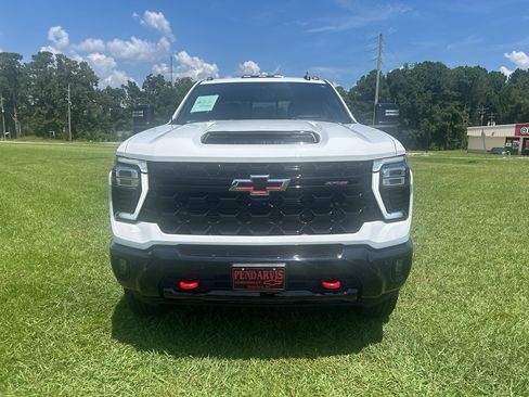 Used 2025 Chevrolet Silverado 2500 ZR2 w/ Technology Package AWD/4WD image 3