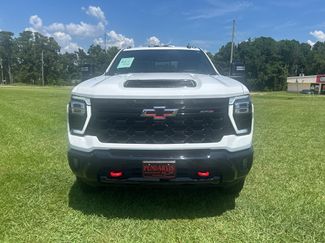 Used 2025 Chevrolet Silverado 2500 ZR2 w/ Technology Package AWD/4WD video 3