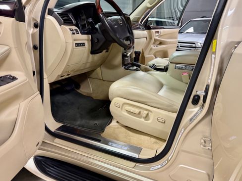 Used 2011 Lexus LX 570 4WD w/ Luxury Pkg w/Pre-crash image 22