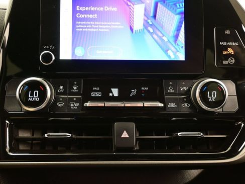 Used 2024 Toyota Highlander LE AWD/4WD image 21