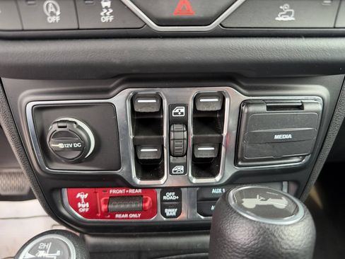 Used 2025 Jeep Wrangler Unlimited Rubicon w/ Convenience Group AWD/4WD image 8