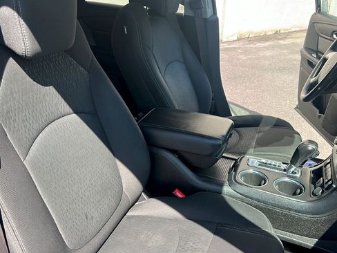 Used 2015 GMC Acadia SLE FWD image 30