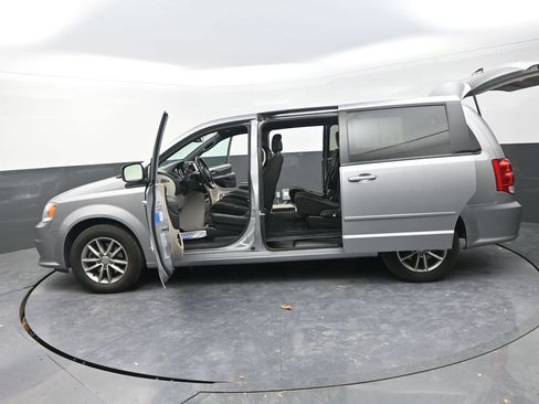 Used 2016 Dodge Grand Caravan SE image 32