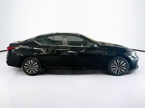 Used 2025 Nissan Altima 2.5 SV FWD image 10