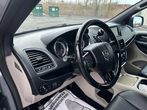 Certified 2019 Dodge Grand Caravan SXT FWD image 20