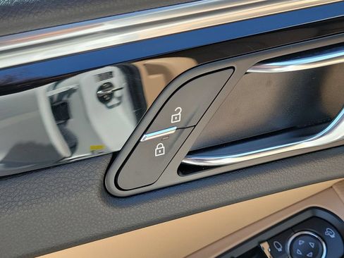 Certified 2025 Porsche Macan AWD/4WD image 25