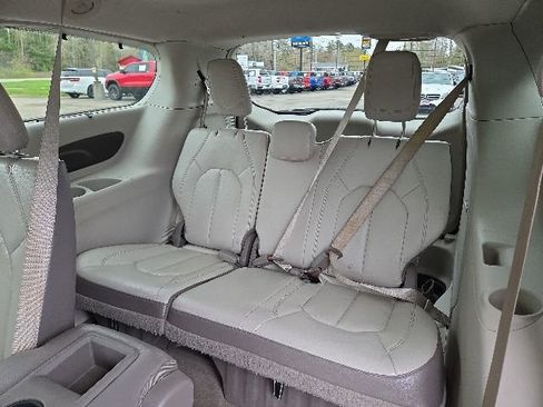 Used 2017 Chrysler Pacifica Touring-L FWD image 18
