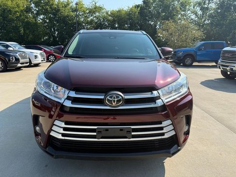 Used 2017 Toyota Highlander XLE FWD image 2