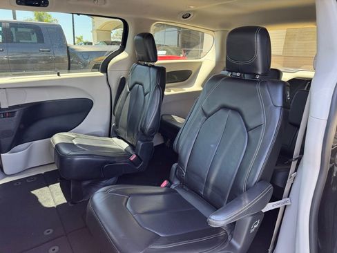 Certified 2023 Chrysler Pacifica Touring-L image 13
