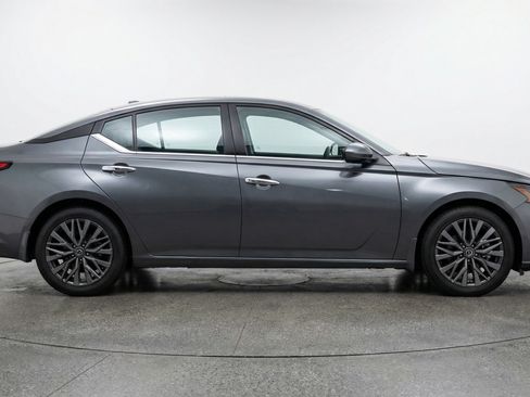 Used 2025 Nissan Altima 2.5 SV FWD image 11
