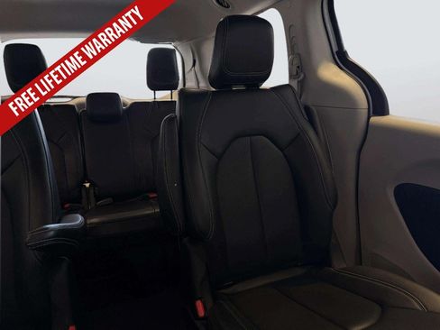 Used 2024 Chrysler Pacifica Limited FWD image 32