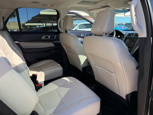 Used 2018 Ford Explorer Platinum AWD/4WD image 16