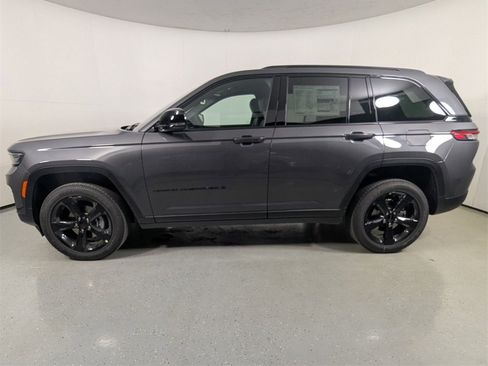 New 2025 Jeep Grand Cherokee Altitude image 4