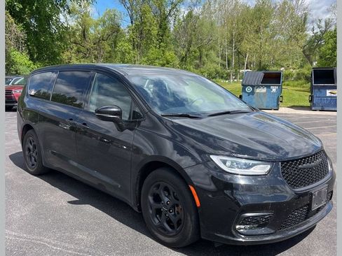 Used 2022 Chrysler Pacifica Touring-L w/ Uconnect Theater Family Group FWD image 1