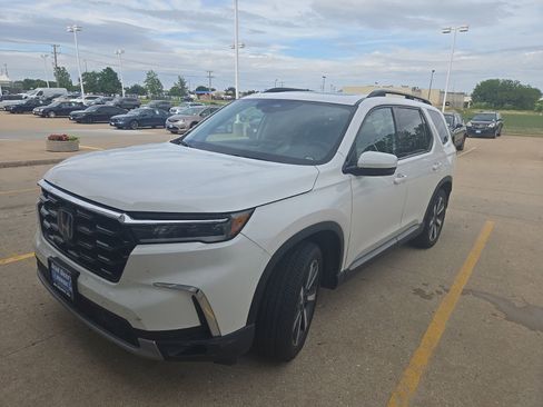 Used 2024 Honda Pilot Touring image 4