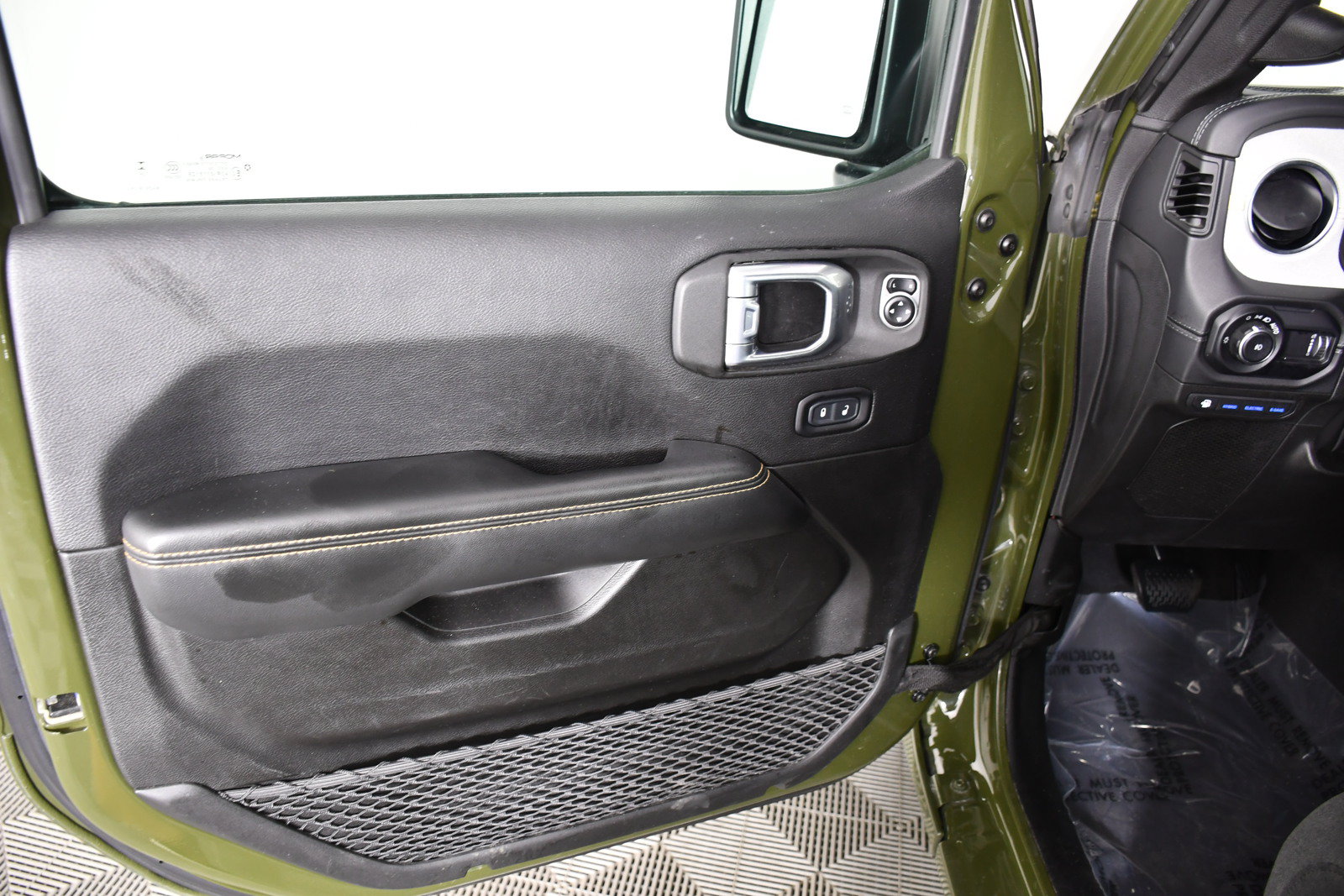 Used 2024 Jeep Wrangler Unlimited Sahara AWD/4WD image 36