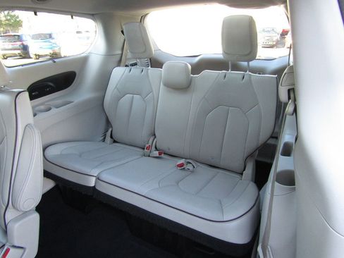 Used 2017 Chrysler Pacifica Limited FWD image 6