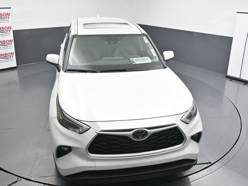 Used 2024 Toyota Highlander XLE AWD/4WD image 11