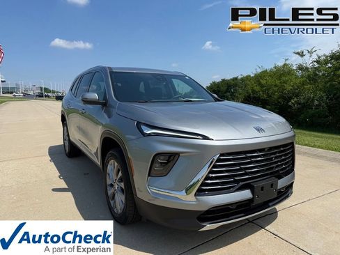 Used 2025 Buick Enclave Preferred FWD image 1