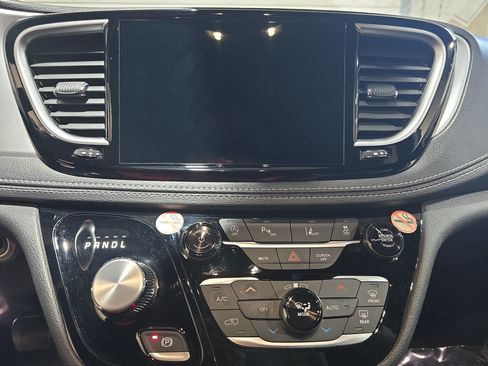 Used 2025 Chrysler Pacifica Limited FWD image 18