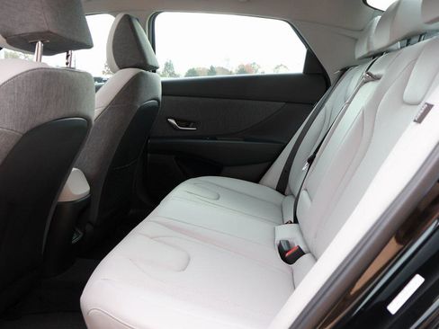 New 2025 Hyundai Elantra Limited image 18