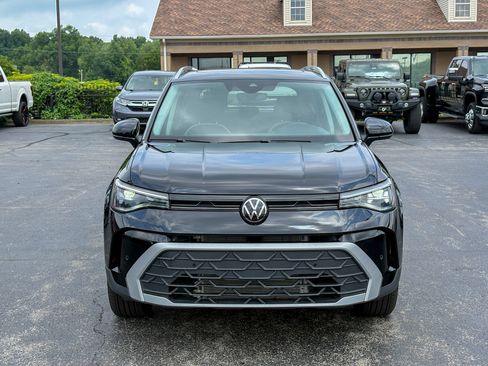 Used 2025 Volkswagen Taos SE w/ Panoramic Sunroof Package AWD/4WD image 4