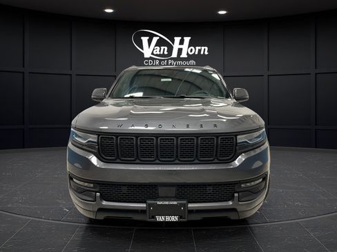 Used 2022 Jeep Wagoneer Series III w/ Premium Group I AWD/4WD image 2