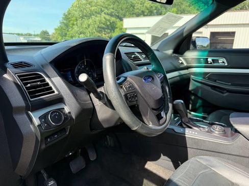 Used 2017 Ford Explorer XLT w/ Equipment Group 202A AWD/4WD image 17