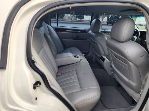 Used 2004 Lincoln Town Car Signature RWD image 21