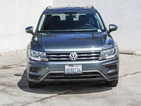 Used 2019 Volkswagen Tiguan SE w/ Panoramic Sunroof Package FWD image 2