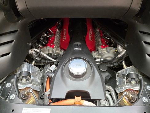 Used 2024 Ferrari SF90 Spider image 20