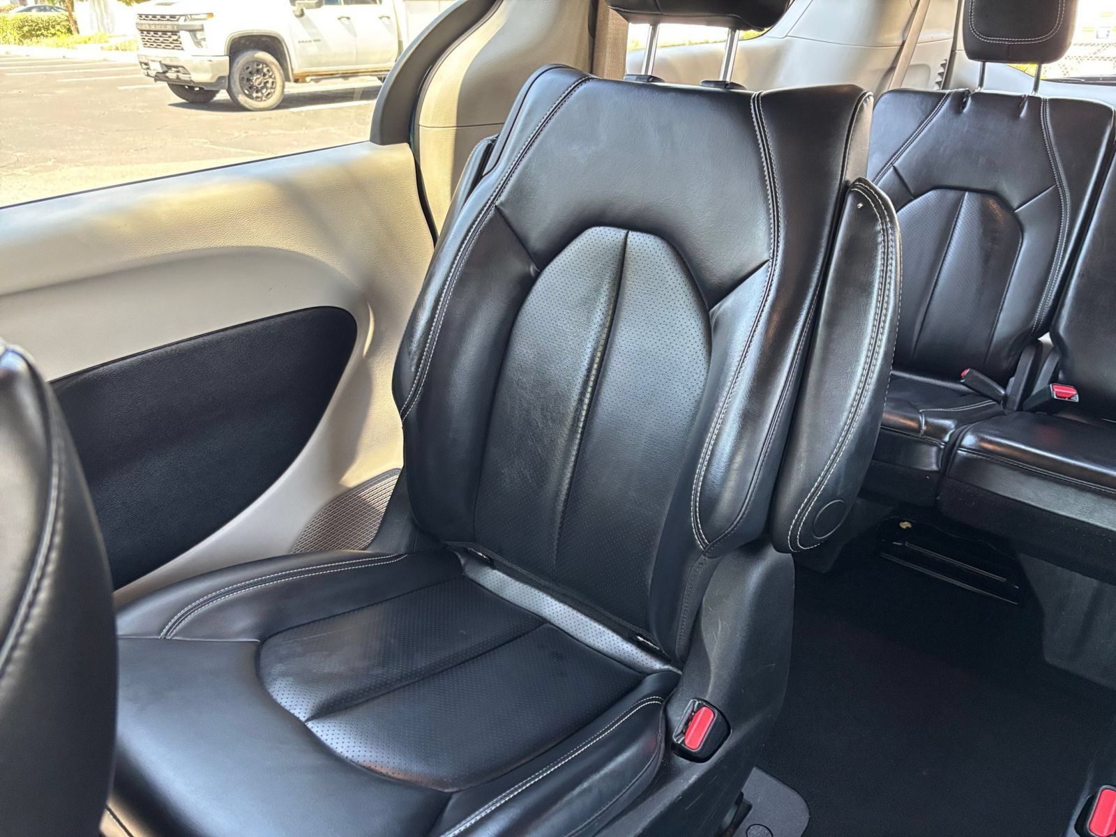 Used 2023 Chrysler Pacifica Touring-L FWD image 41