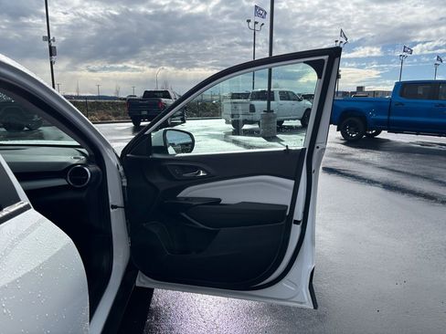 Used 2025 Chevrolet Trax LT w/ LT Convenience Package image 26