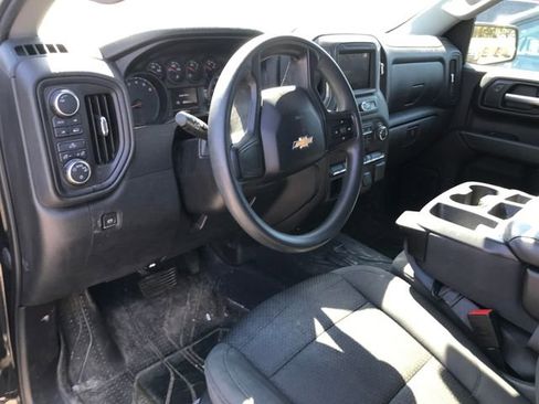 Used 2020 Chevrolet Silverado 1500 Custom w/ Custom Value Package AWD/4WD image 3