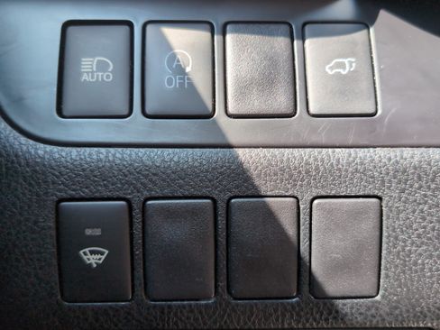Used 2019 Toyota Highlander XLE AWD/4WD image 37