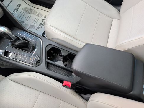 Used 2018 Volkswagen Tiguan SE w/ Panoramic Sunroof Package image 17