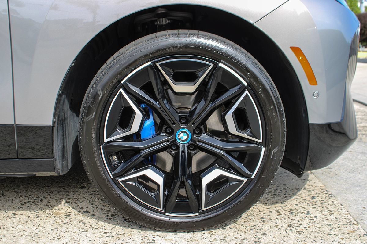 Used 2024 BMW iX xDrive50 w/ Sport Package AWD/4WD image 11