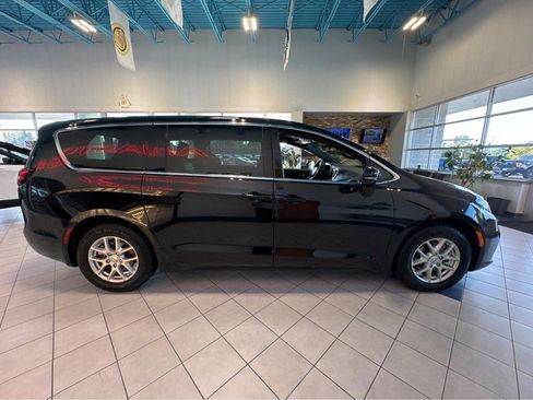 Used 2025 Chrysler Pacifica Select FWD image 16