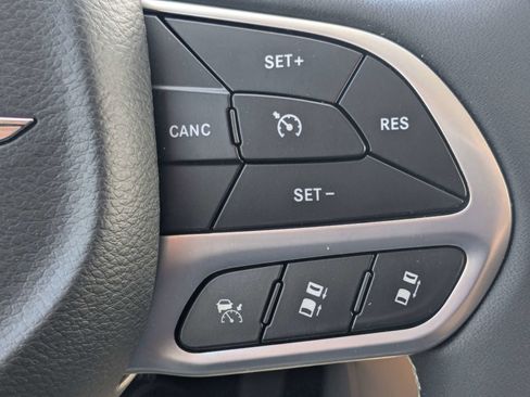Used 2023 Chrysler Pacifica Limited FWD image 34