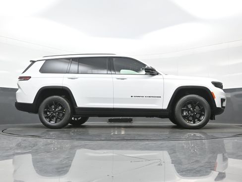 New 2025 Jeep Grand Cherokee L Altitude image 17