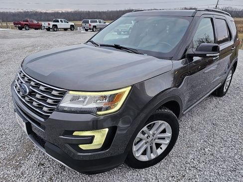 Used 2017 Ford Explorer XLT w/ Equipment Group 202A image 3