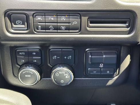 Used 2022 Chevrolet Tahoe Z71 w/ Luxury Package AWD/4WD image 17