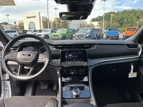 New 2025 Jeep Grand Cherokee Altitude image 15