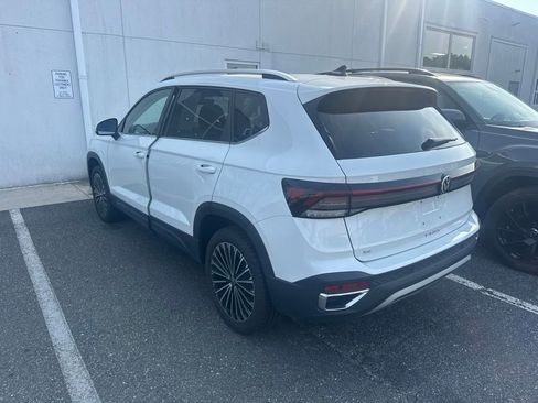 Used 2025 Volkswagen Taos SE w/ Panoramic Sunroof Package FWD image 3