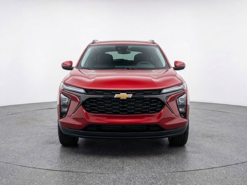 Used 2025 Chevrolet Trax LT image 2