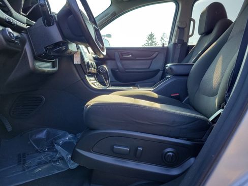Used 2017 Chevrolet Traverse LT image 16