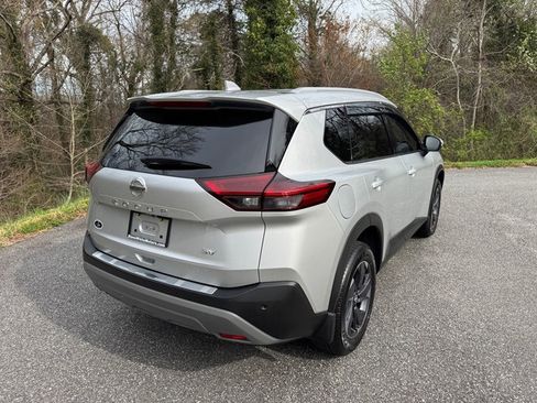 Used 2021 Nissan Rogue SV w/ Premium Package image 6