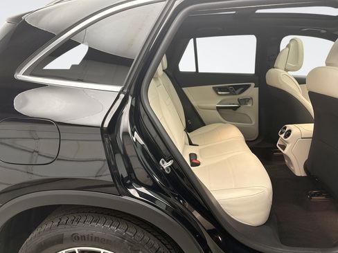 Used 2025 Mercedes-Benz GLC 300 4MATIC image 21
