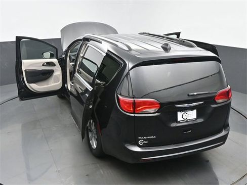 Used 2019 Chrysler Pacifica Touring-L image 64