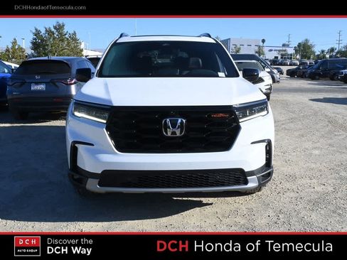 Used 2025 Honda Pilot TrailSport image 2